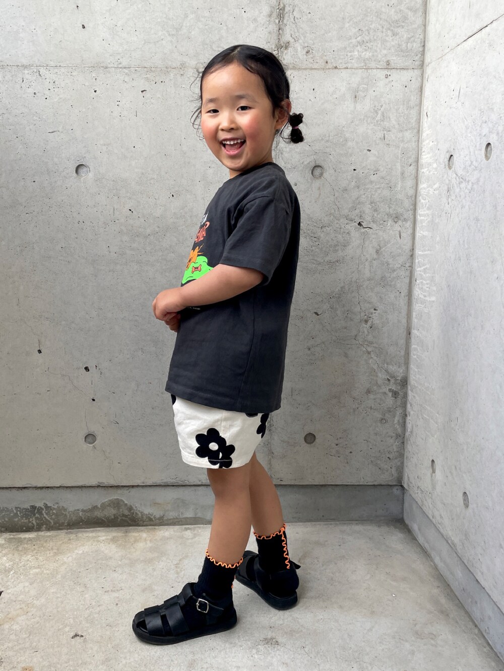 グリーン系のトートバッグ、グレー系のTシャツ/カットソー、ホワイト系のその他パンツを着用したキッズの春コーディネートの4枚目の写真
