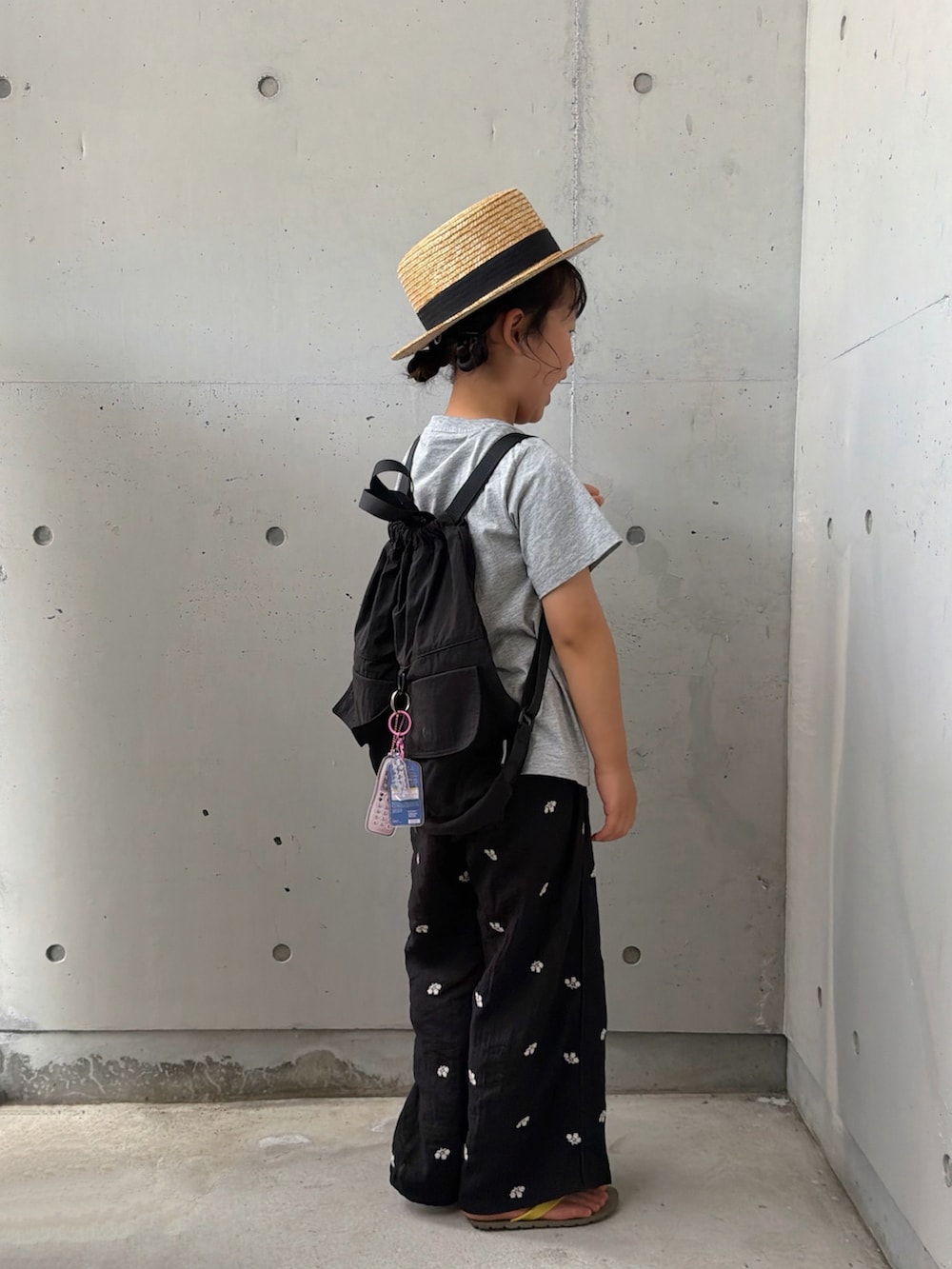 ブラック系のその他パンツ、ブラウン系のサンダル、グレー系のTシャツ/カットソーを着用したキッズの夏コーディネートの2枚目の写真