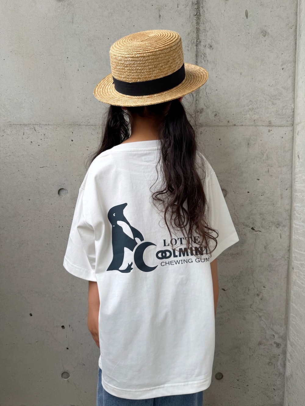 ホワイト系のTシャツ/カットソー、ホワイト系のサンダル、ブルー系のパンツを着用したキッズの春コーディネートの3枚目の写真