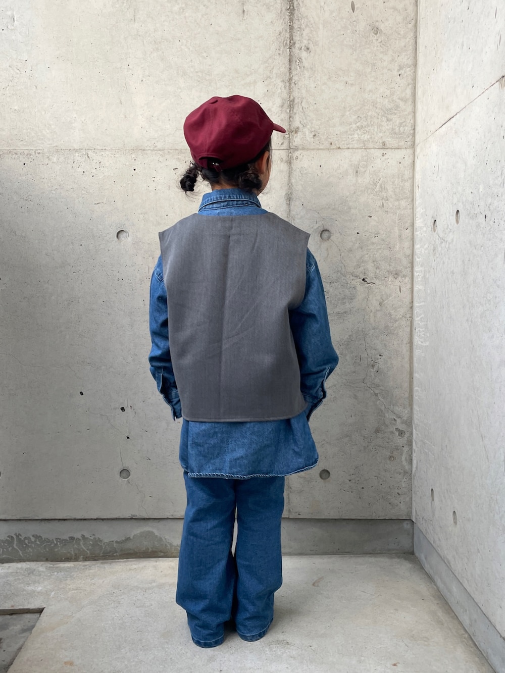 レッド系のスニーカー、グレー系のスーツセット、ブルー系のシャツ/ブラウスを着用したキッズの冬コーディネートの3枚目の写真