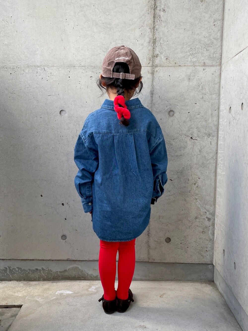 ブラウン系のバレエシューズ、ブルー系のシャツ/ブラウス、ブラック系のその他パンツを着用したキッズの秋コーディネートの4枚目の写真