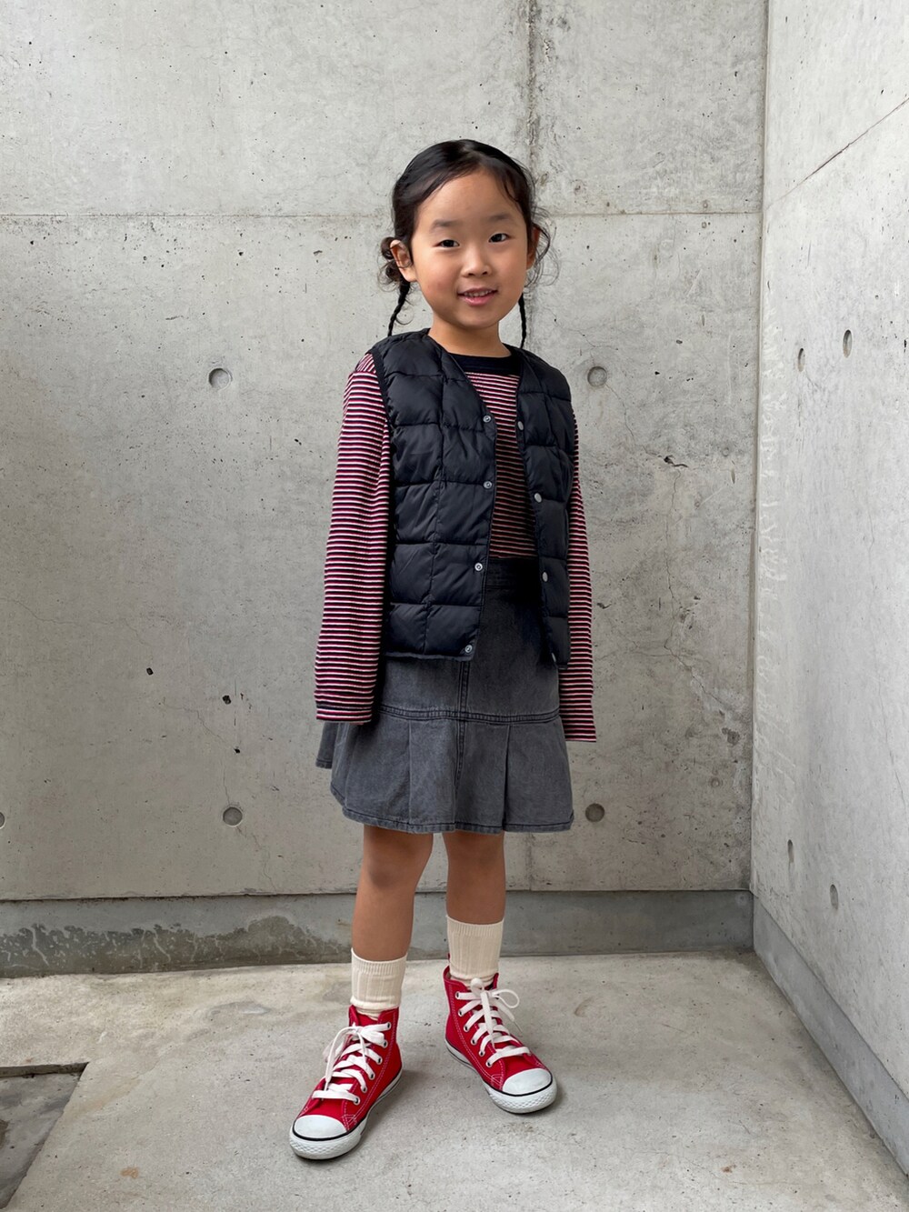 「キッズコーデ、ダウンベスト、ベスト、シンプルコーデ、差し色コーデ、スニーカー、キュロット、女の子、ボーダー、ヘアアレンジ」｜「MILLERの【別注】＜Robert P. Miller＞ TJ ロングスリーブ Tシャツ / キッズ  100cm-130cm（Tシャツ/カットソー、レッド系）」を使った、ioooさん（キッズ・110cm）の秋コーディネートの5枚目の写真