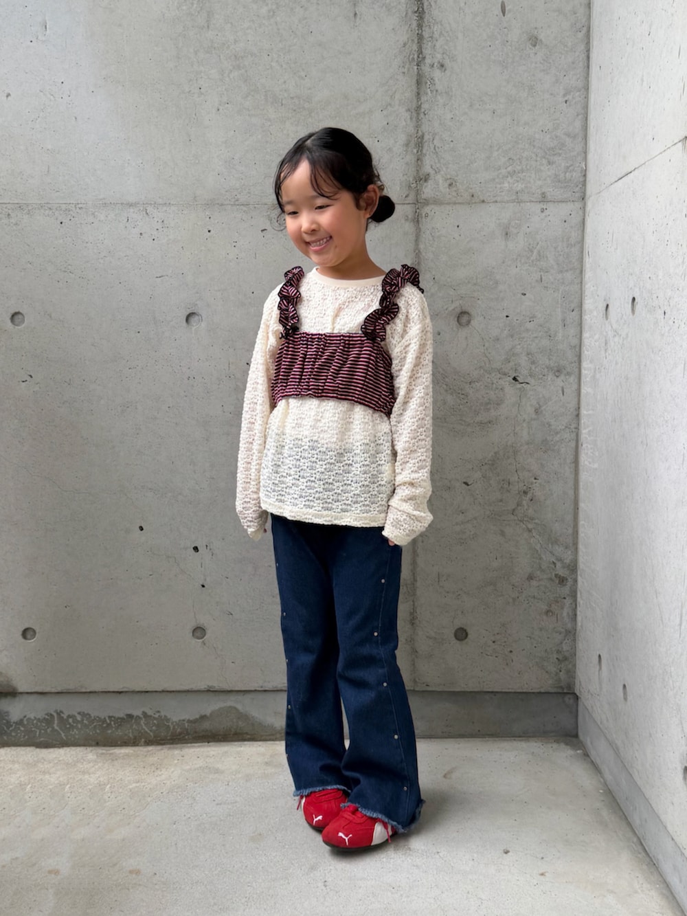 ブルー系のデニムパンツ、ホワイト系のTシャツ/カットソー、レッド系のスニーカーを着用したキッズの秋コーディネートの5枚目の写真