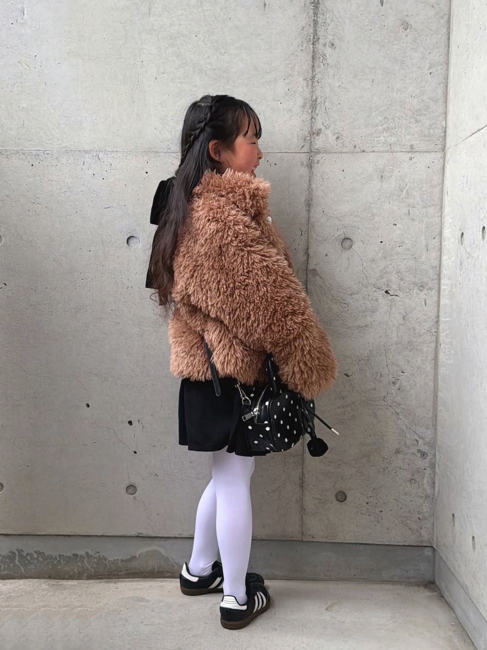 ブラウン系のブルゾン、その他のボストンバッグ、ホワイト系のシャツ/ブラウスを着用したキッズの冬コーディネートの4枚目の写真