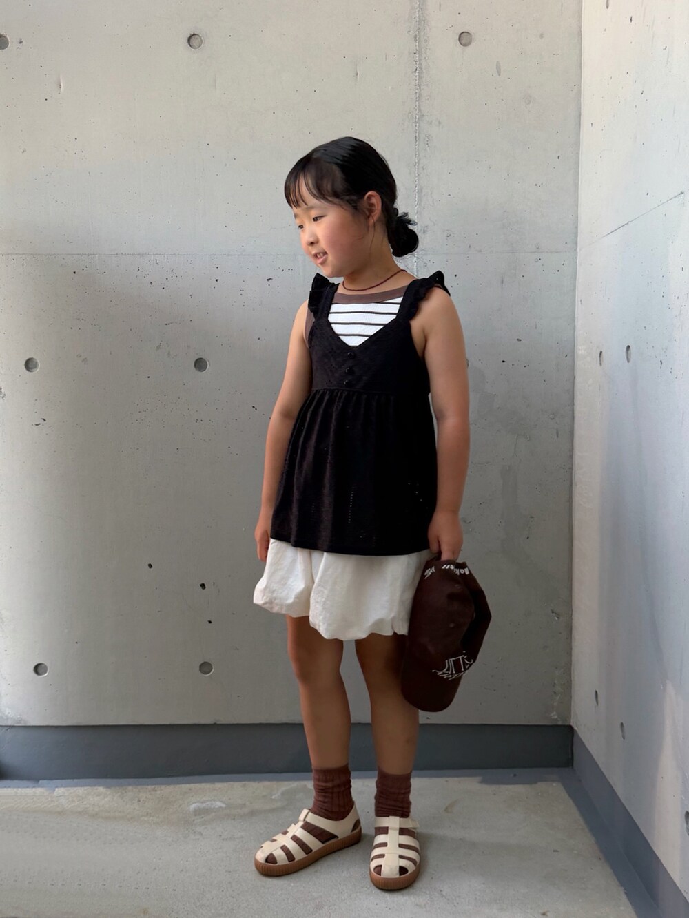 ホワイト系のその他パンツ、ブラック系のセットアップ、ブラウン系のタンクトップを着用したキッズの夏コーディネートの5枚目の写真