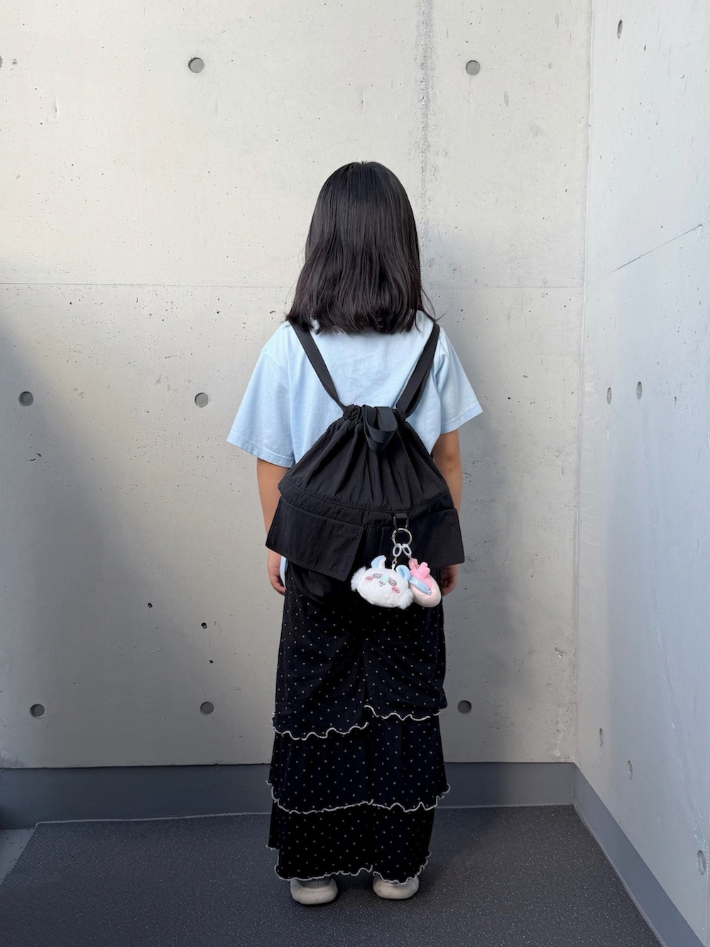 シルバー系のスニーカー、ブラック系のその他パンツ、ブラック系のバックパック/リュックを着用したキッズの夏コーディネートの4枚目の写真