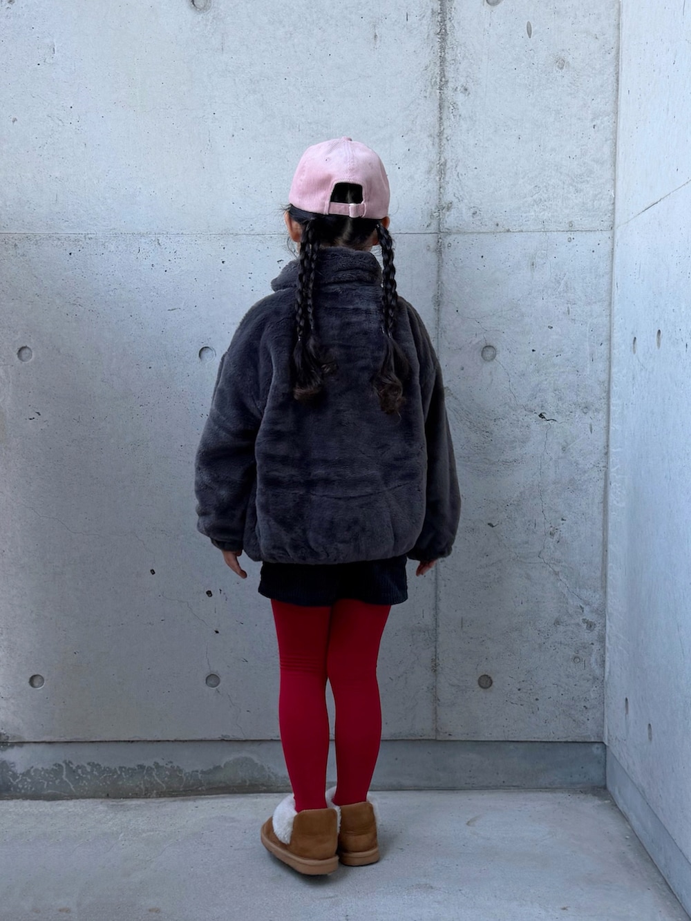 グレー系のブルゾン、ブラウン系のブーツ、ブラック系のその他パンツを着用したキッズの冬コーディネートの3枚目の写真