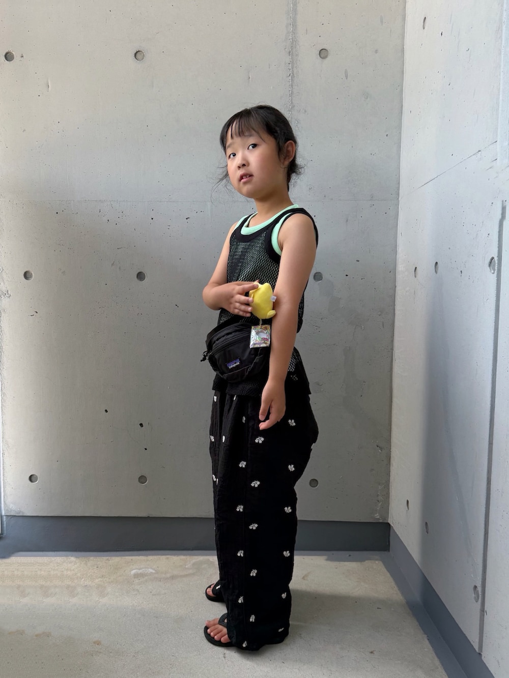 ブラック系のその他パンツ、ブラック系のボディバッグ/ウエストポーチ、ブラック系のタンクトップを着用したキッズの夏コーディネートの5枚目の写真