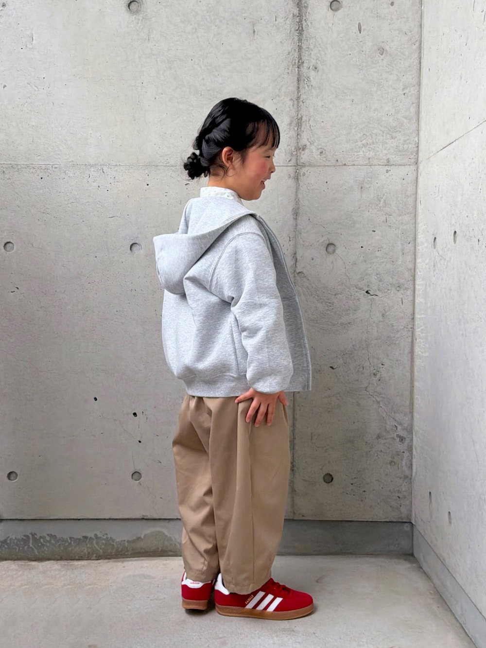 レッド系のスニーカー、グリーン系のニット/セーター、ホワイト系のシャツ/ブラウスを着用したキッズの冬コーディネートの4枚目の写真