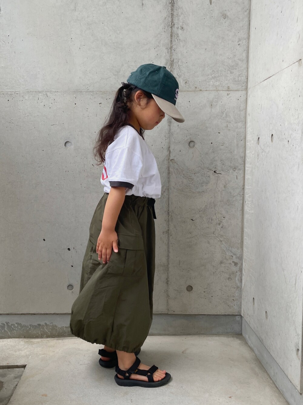 ホワイト系のTシャツ/カットソー、グリーン系のスカート、ブラック系のサンダルを着用したキッズの夏コーディネートの3枚目の写真