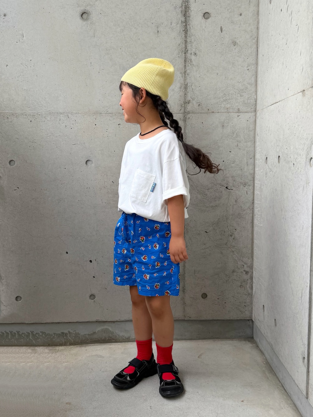 ブルー系のその他パンツ、ホワイト系のTシャツ/カットソー、ブラック系のサンダルを着用したキッズの春コーディネートの2枚目の写真
