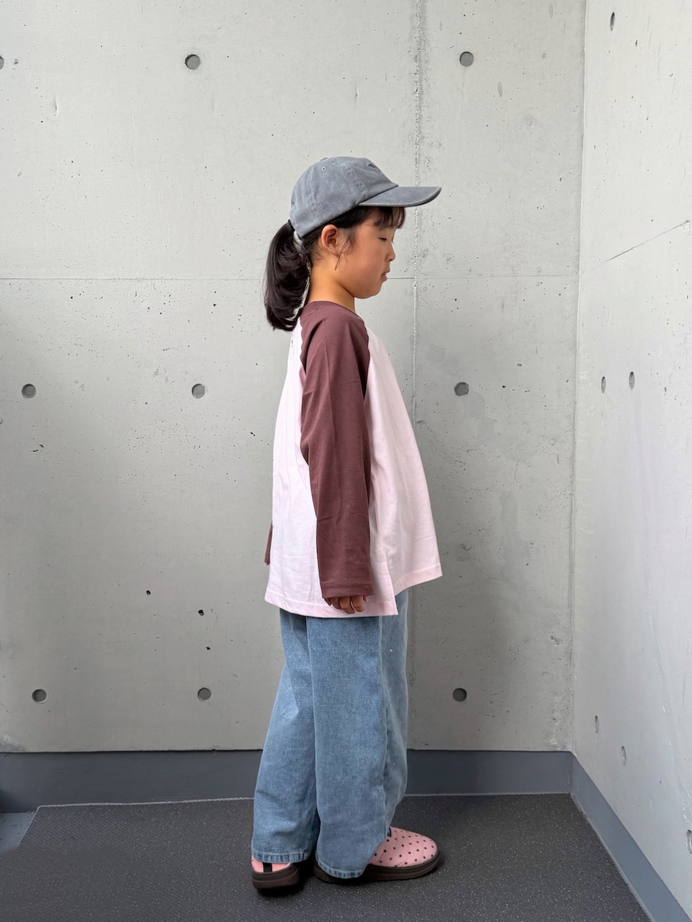 ブルー系のデニムパンツ、ピンク系のTシャツ/カットソー、ピンク系のシューズを着用したキッズの秋コーディネートの2枚目の写真