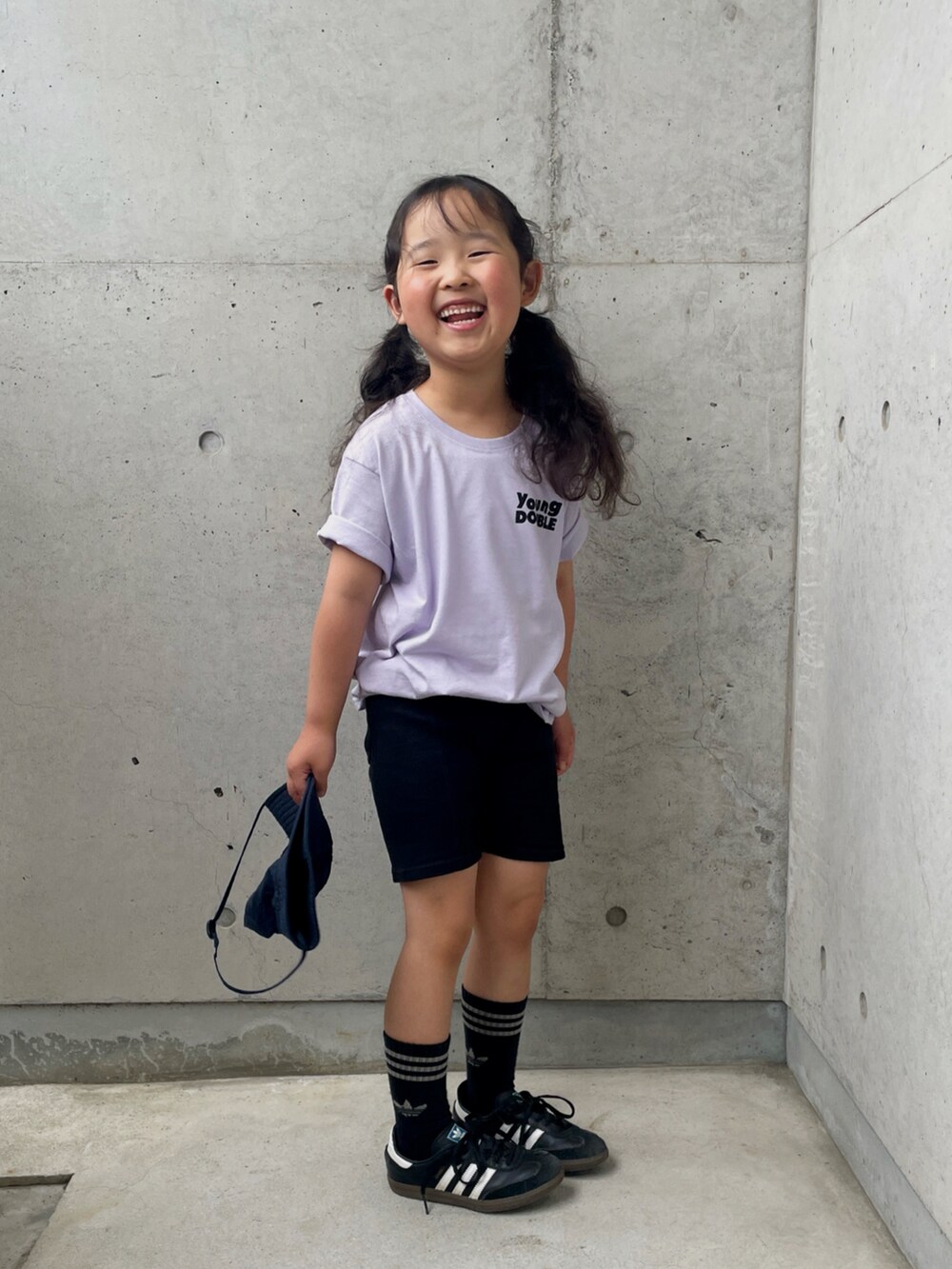 ブラック系のスニーカー、ブラック系のその他パンツ、パープル系のTシャツ/カットソーを着用したキッズの春コーディネートの5枚目の写真