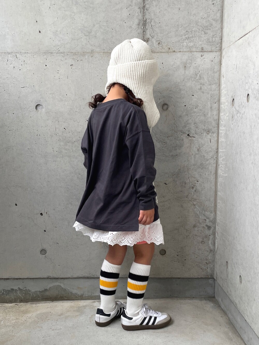 ホワイト系のパンツ、グレー系のTシャツ/カットソー、ホワイト系のスニーカーを着用したキッズの秋コーディネートの5枚目の写真