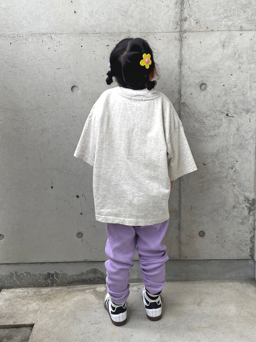 ホワイト系のスニーカー、パープル系のその他パンツ、ホワイト系のTシャツ/カットソーを着用したキッズの春コーディネートの2枚目の写真