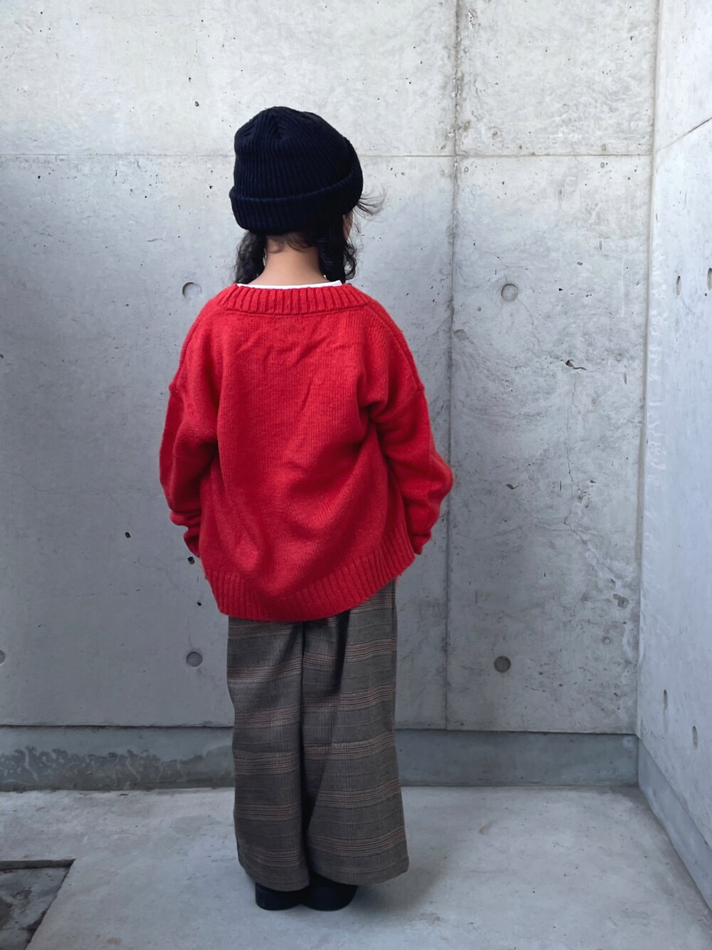 オレンジ系のカーディガン/ボレロ、ブラウン系のパンツ、ホワイト系のTシャツ/カットソーを着用したキッズの秋コーディネートの3枚目の写真