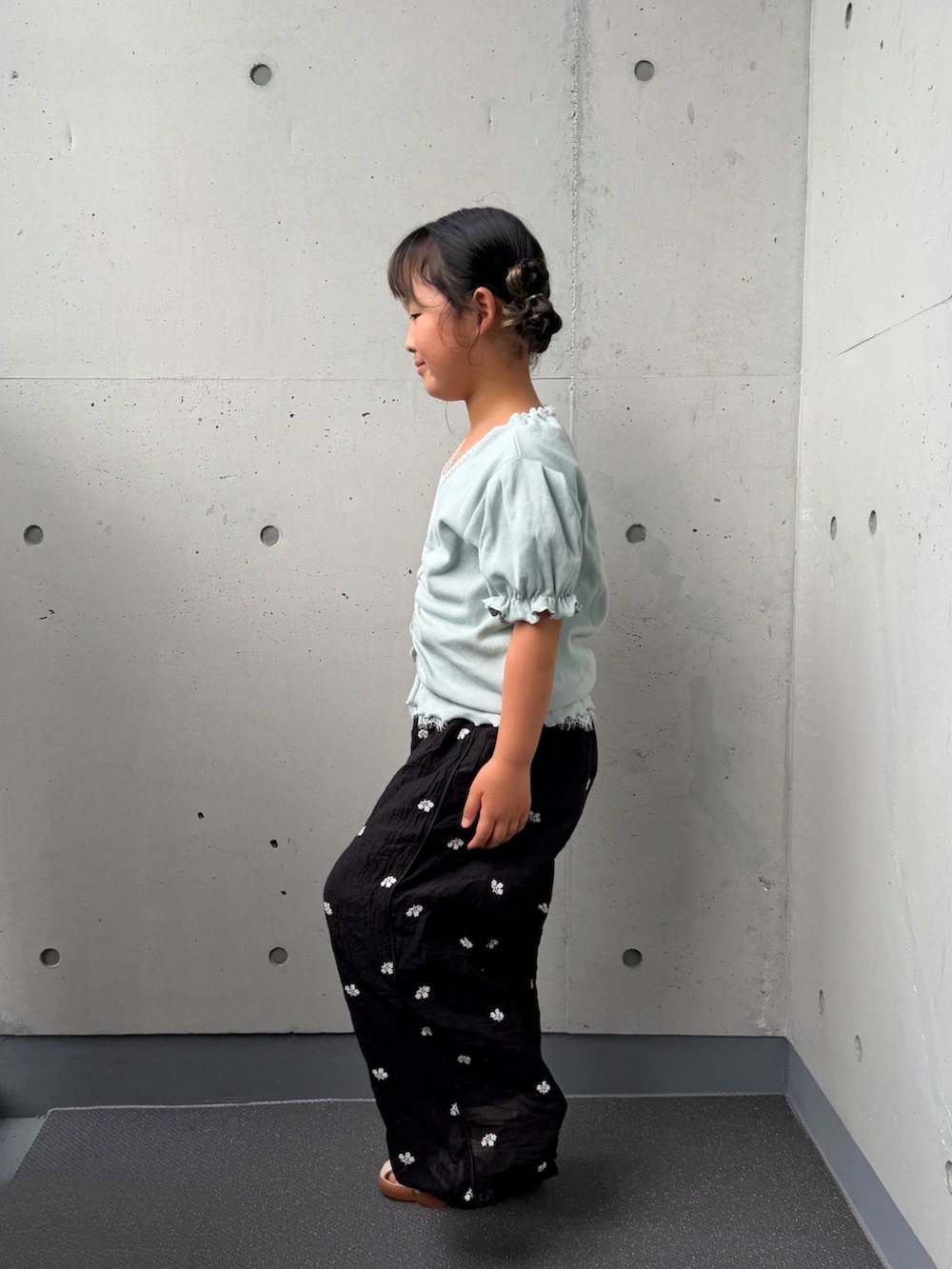 ブルー系のTシャツ/カットソー、ブラック系のその他パンツ、ベージュ系のショルダーバッグを着用したキッズの夏コーディネートの4枚目の写真