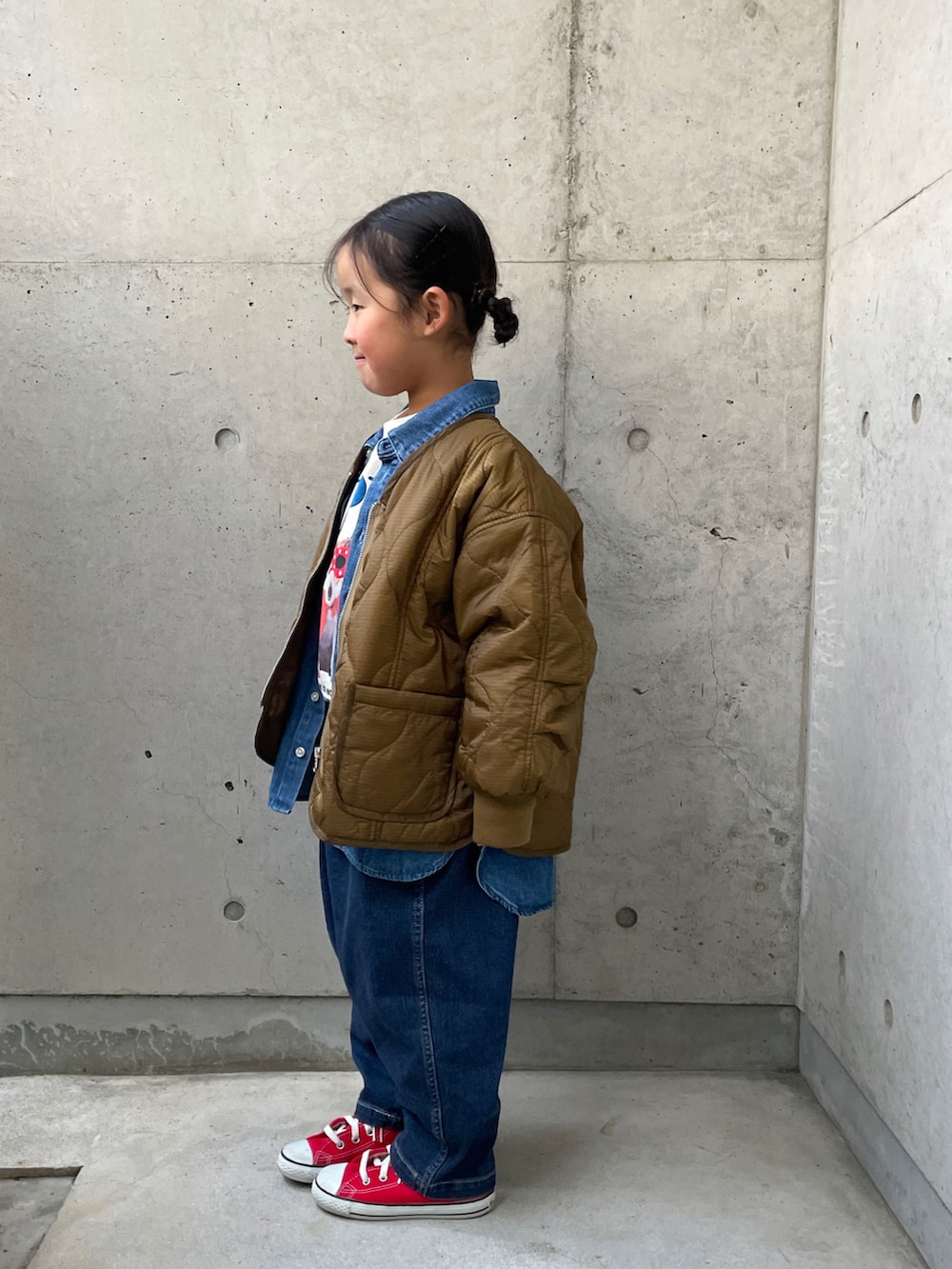 ブルー系のTシャツ/カットソー、ブルー系のシャツ/ブラウス、ブルー系のデニムパンツを着用したキッズの冬コーディネートの2枚目の写真