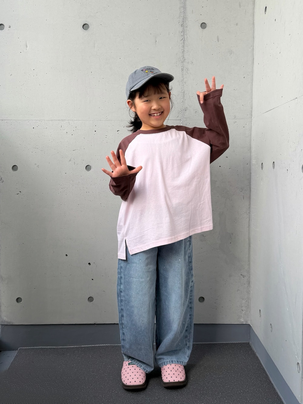 ブルー系のデニムパンツ、ピンク系のTシャツ/カットソー、ピンク系のシューズを着用したキッズの秋コーディネートの5枚目の写真