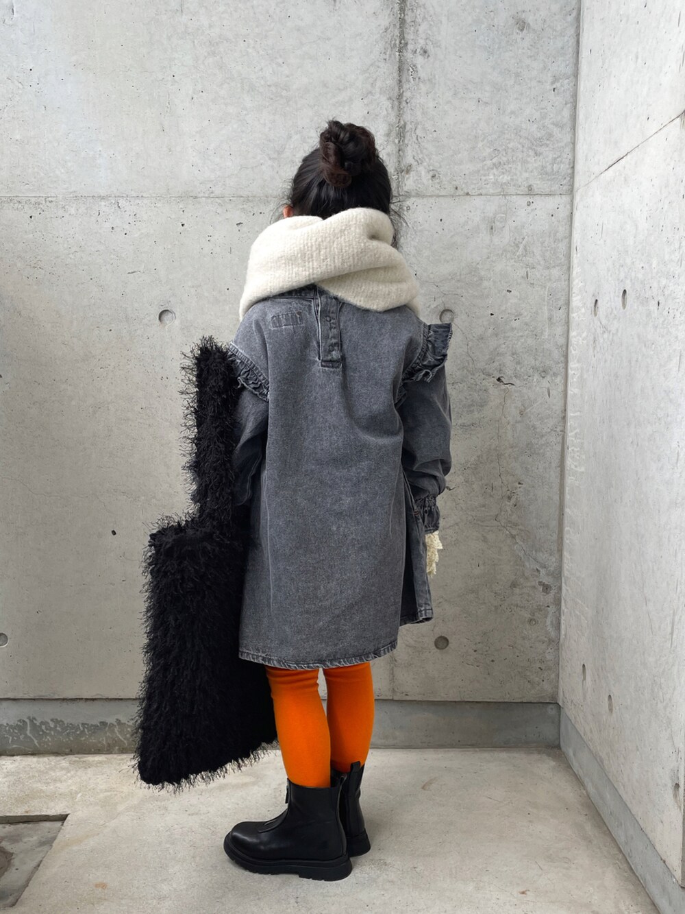 ホワイト系のTシャツ/カットソー、ブラック系のトートバッグ、グレー系のワンピースを着用したキッズの冬コーディネートの2枚目の写真