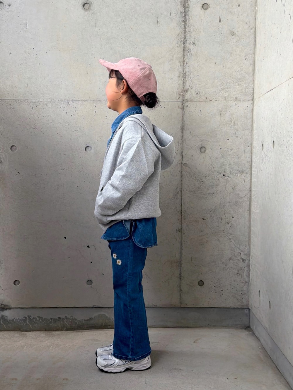 ブルー系のシャツ/ブラウス、ホワイト系のスニーカー、ブルー系のデニムパンツを着用したキッズの冬コーディネートの2枚目の写真