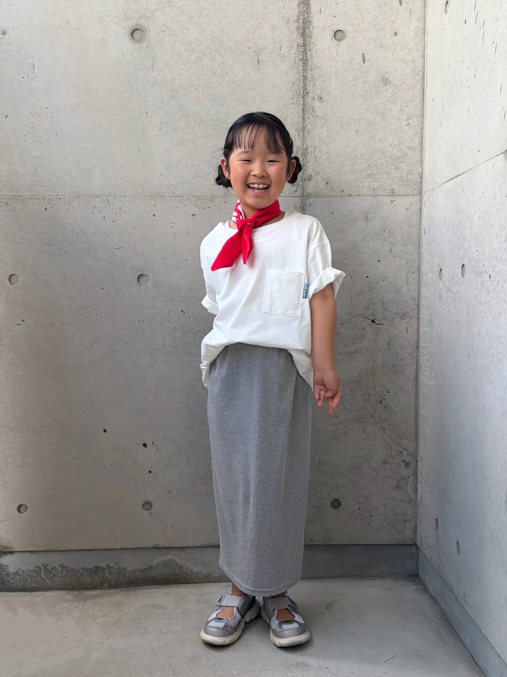 ホワイト系のTシャツ/カットソー、グレー系のスカート、シルバー系のスニーカーを着用したキッズの夏コーディネートの2枚目の写真