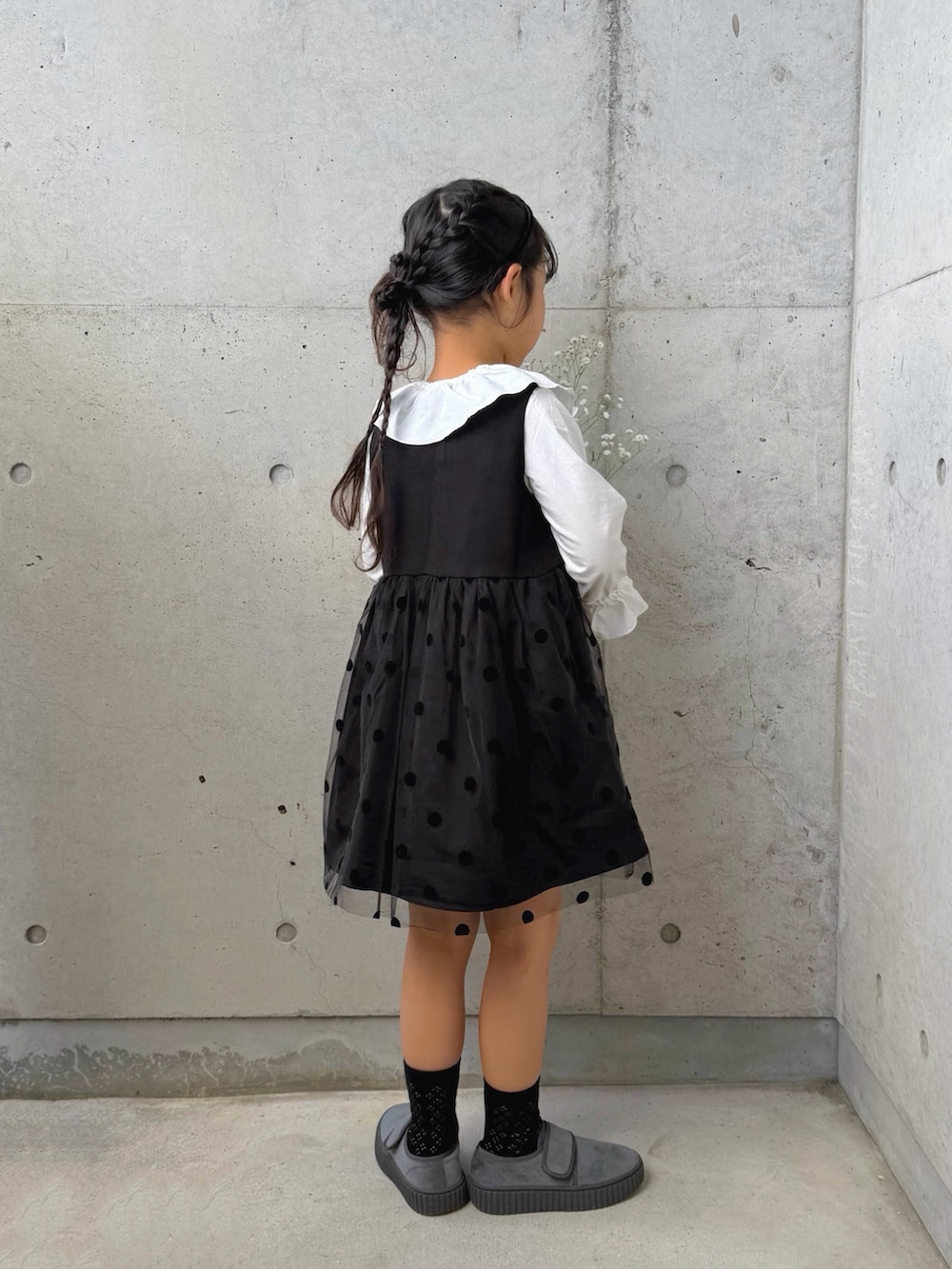 ホワイト系のシャツ/ブラウス、グレー系のその他シューズ、ブラック系のカチューシャを着用したキッズの冬コーディネートの2枚目の写真