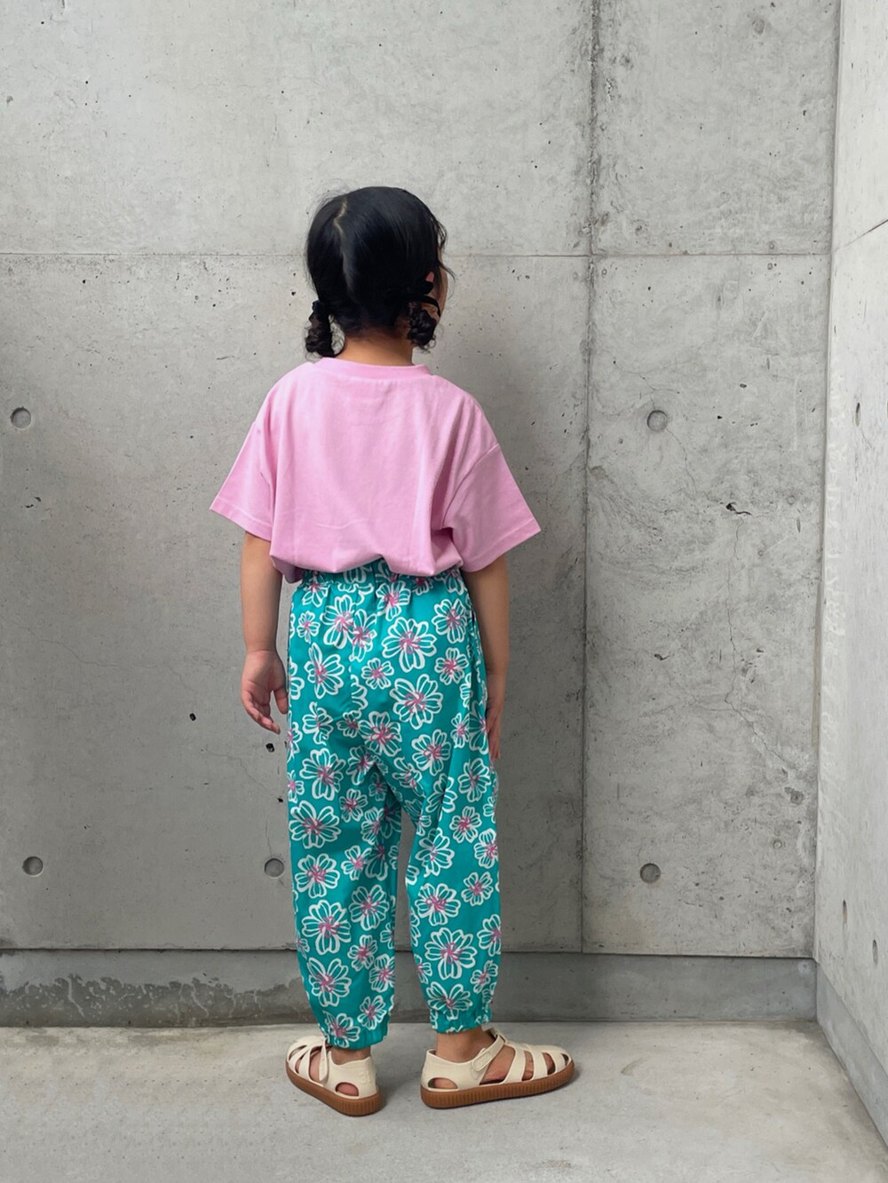 ピンク系のTシャツ/カットソー、ホワイト系のサンダル、グリーン系のその他パンツを着用したキッズの夏コーディネートの3枚目の写真