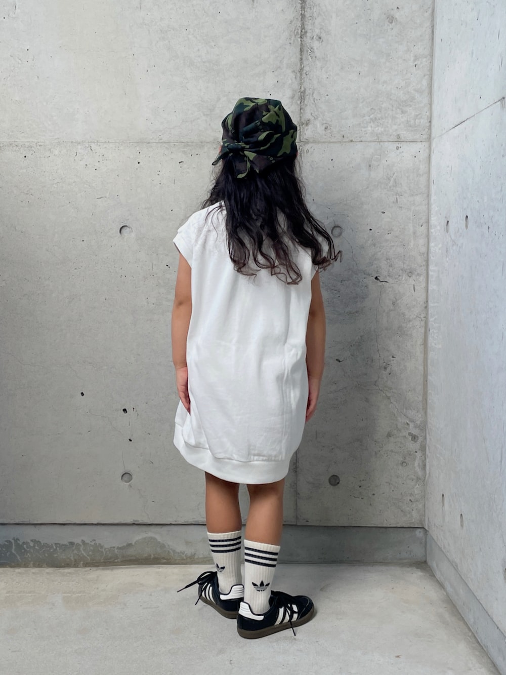 ブラック系のスニーカー、ホワイト系のワンピース、ブラック系のソックス/靴下を着用したキッズの夏コーディネートの5枚目の写真