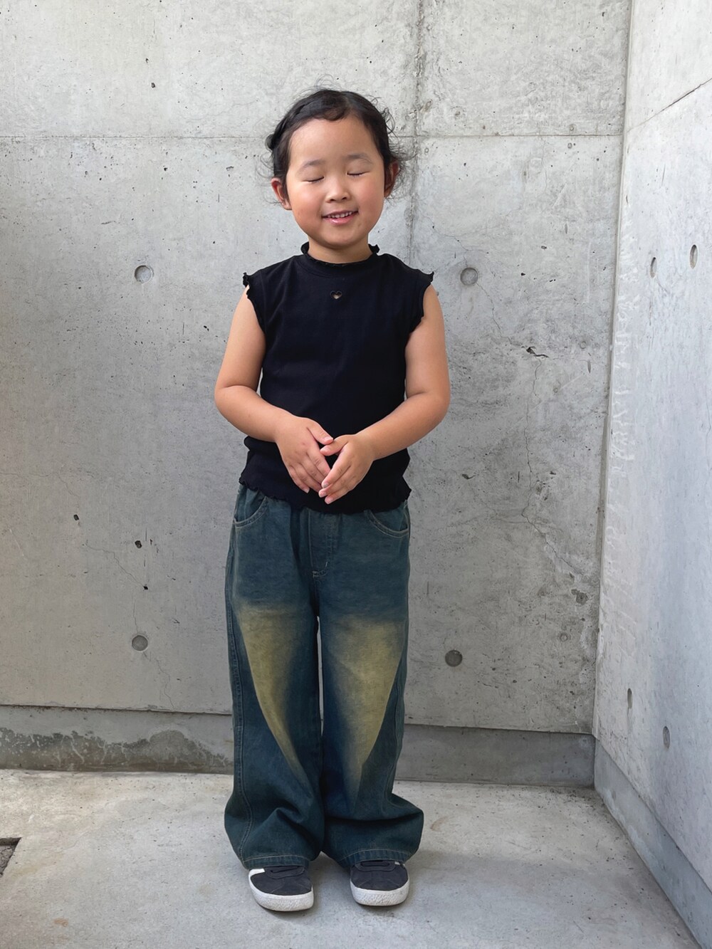 ブルー系のパンツ、ブラック系のトップス、ブラック系のスニーカーを着用したキッズの夏コーディネートの5枚目の写真