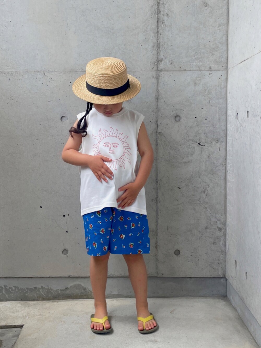 ブラウン系のサンダル、ホワイト系のトップス、ブルー系のその他パンツを着用したキッズの夏コーディネートの2枚目の写真