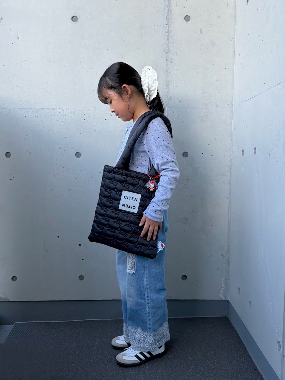 ホワイト系のスニーカー、グレー系のトップス、ブルー系のパンツを着用したキッズの秋コーディネートの5枚目の写真