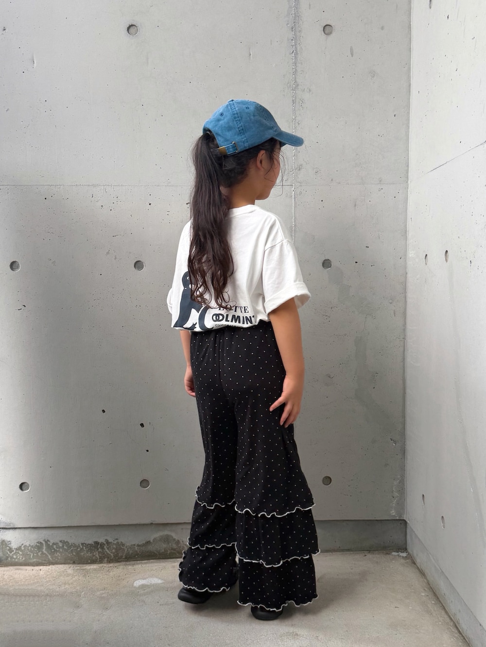 ホワイト系のTシャツ/カットソー、ブラック系のその他パンツ、ブラック系のサンダルを着用したキッズの夏コーディネートの4枚目の写真