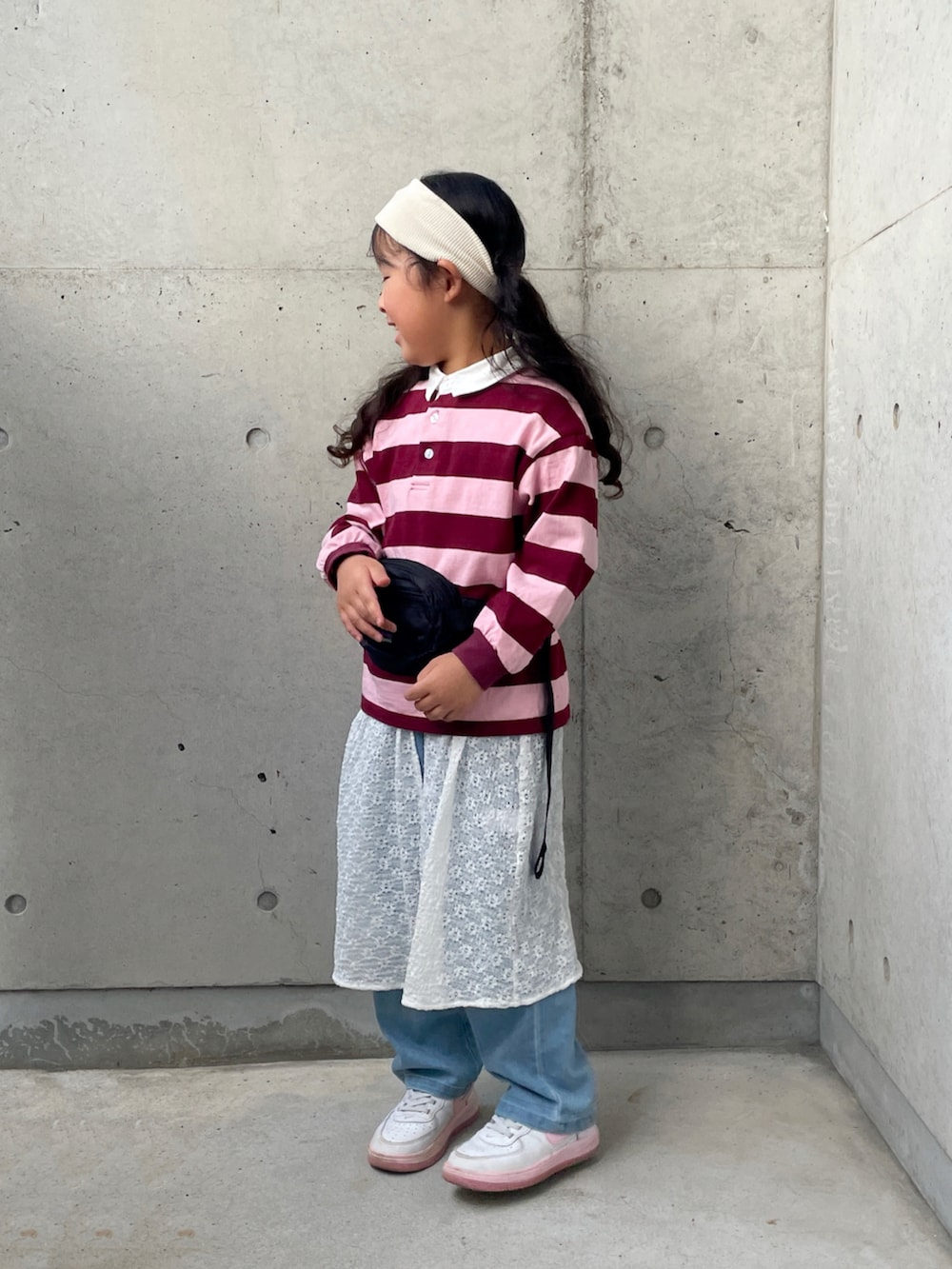 ブラック系のボディバッグ/ウエストポーチ、ピンク系のTシャツ/カットソー、ホワイト系のスニーカーを着用したキッズの秋コーディネートの2枚目の写真