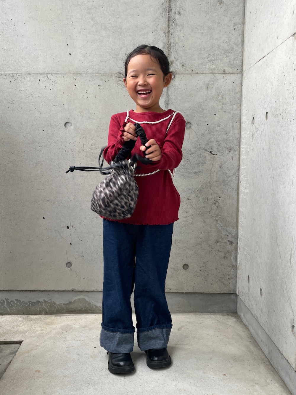 ブルー系のパンツ、ブラック系のブーツ、ホワイト系のTシャツ/カットソーを着用したキッズの秋コーディネートの4枚目の写真