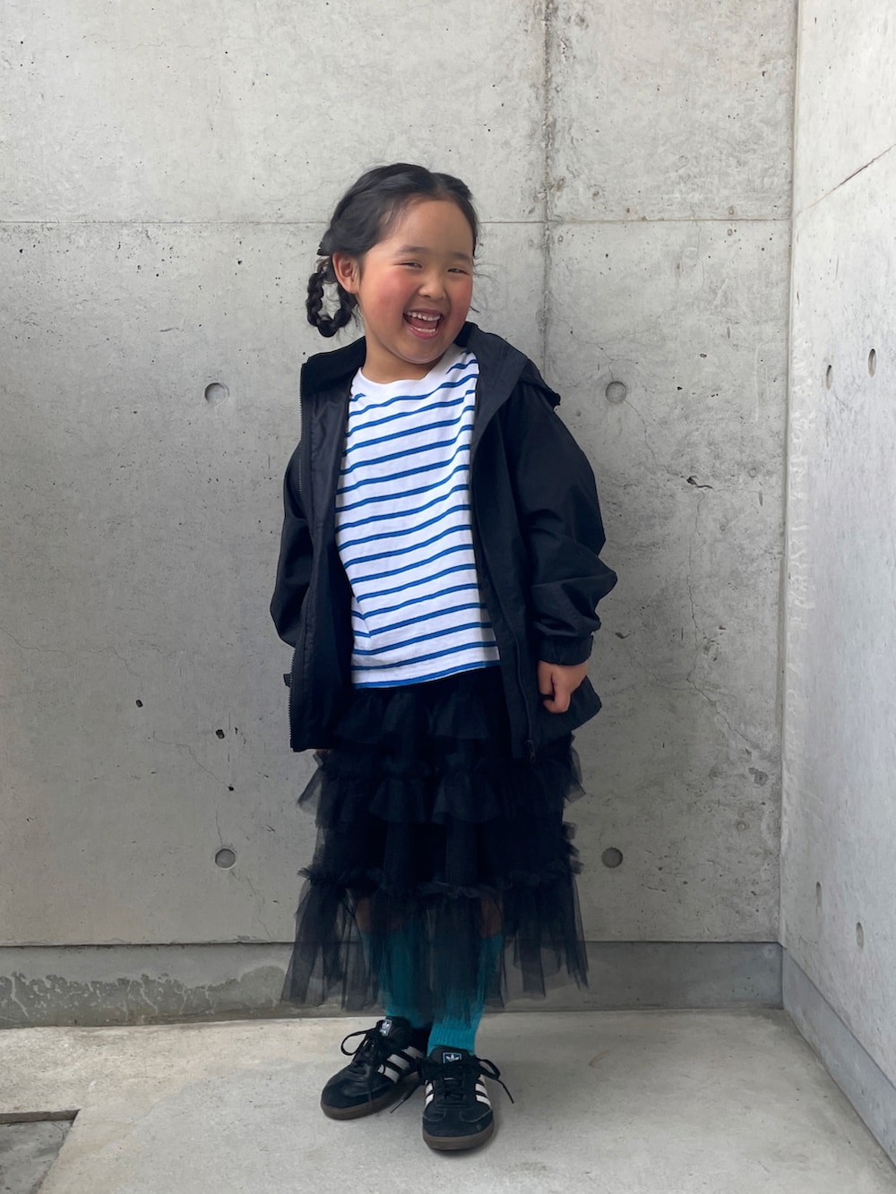 ブラック系のスニーカー、シルバー系のショルダーバッグ、ブルー系のTシャツ/カットソーを着用したキッズの春コーディネートの5枚目の写真