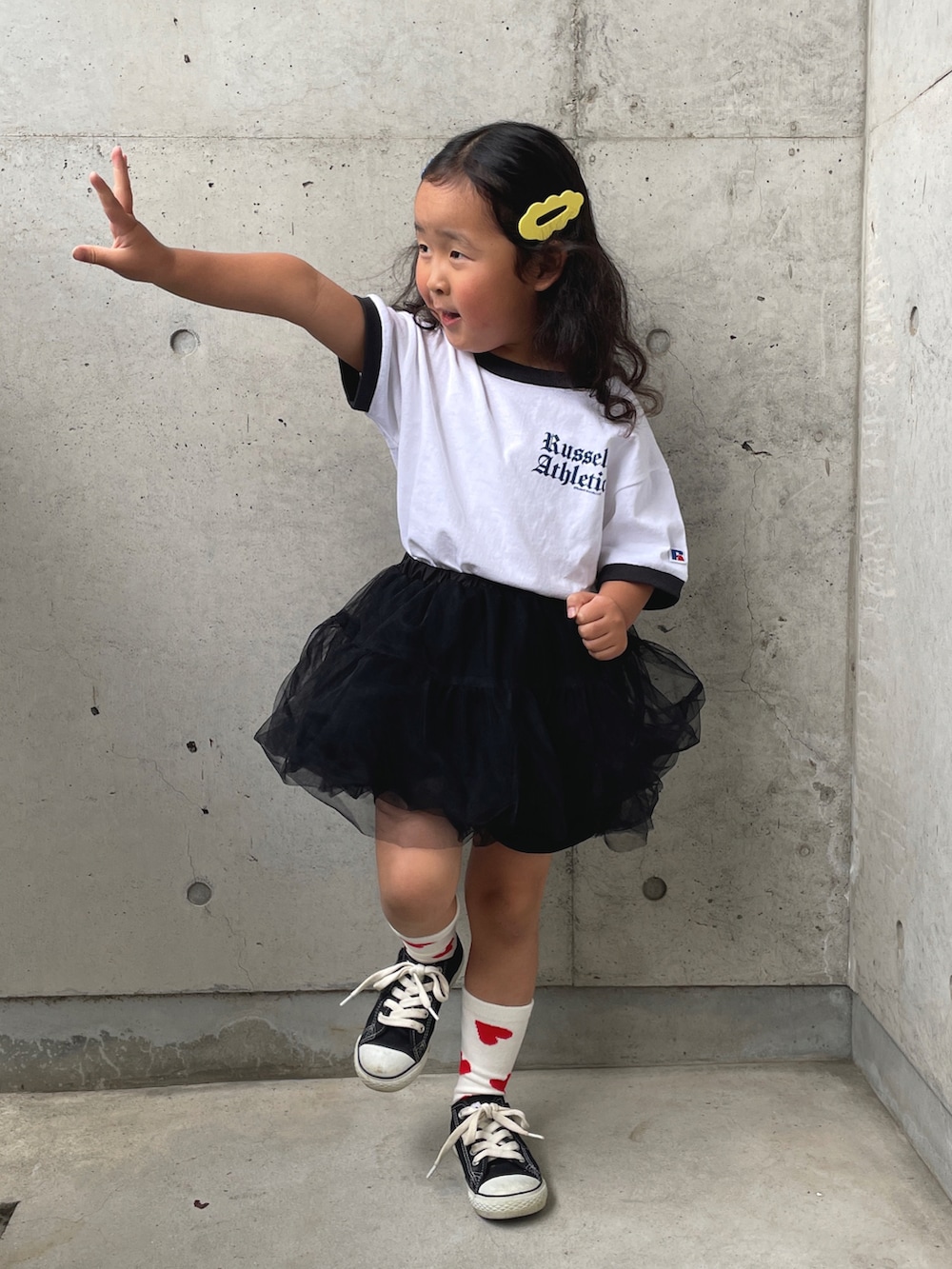 「キッズゴーデ、デートコーデ、おんなのこ、リンガーTシャツ、チュールスカート、モノトーン、夏だ！Tシャツ着よう！、スニーカーコーデ、スニーカー、ガーリー、モノトーンコーデ、キッズファッション、おしゃれさんと繋がりたい、アメカジ、カジュアルコーデ」｜「Russell Athleticの【別注】＜RUSSELL ATHLETIC＞プリント リンガー Tシャツ 100cm-130cm（Tシャツ/カットソー、ホワイト系）」を使った、ioooさん（キッズ・110cm）の春コーディネートの3枚目の写真