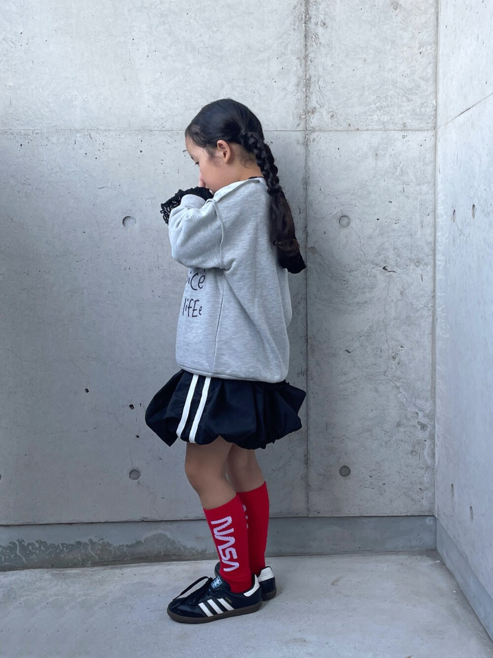 グレー系のTシャツ/カットソー、ブラック系のTシャツ/カットソー、ブラック系のスニーカーを着用したキッズの秋コーディネートの2枚目の写真