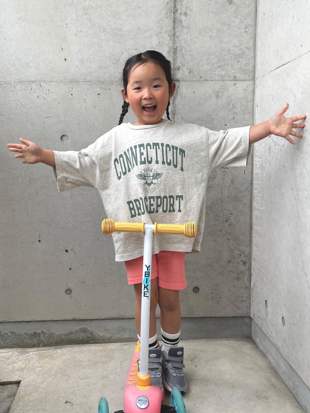 グレー系のスニーカー、グレー系のTシャツ/カットソー、ピンク系のレギンス/スパッツを着用したキッズの春コーディネートの2枚目の写真