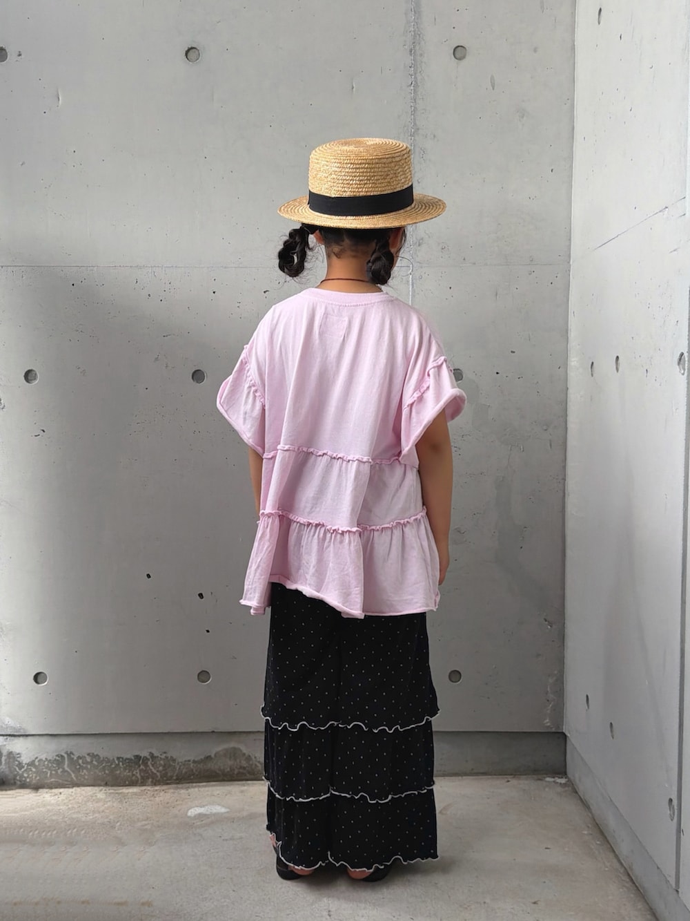 ピンク系のTシャツ/カットソー、ブラック系のその他パンツ、ブラック系のサンダルを着用したキッズの夏コーディネートの3枚目の写真