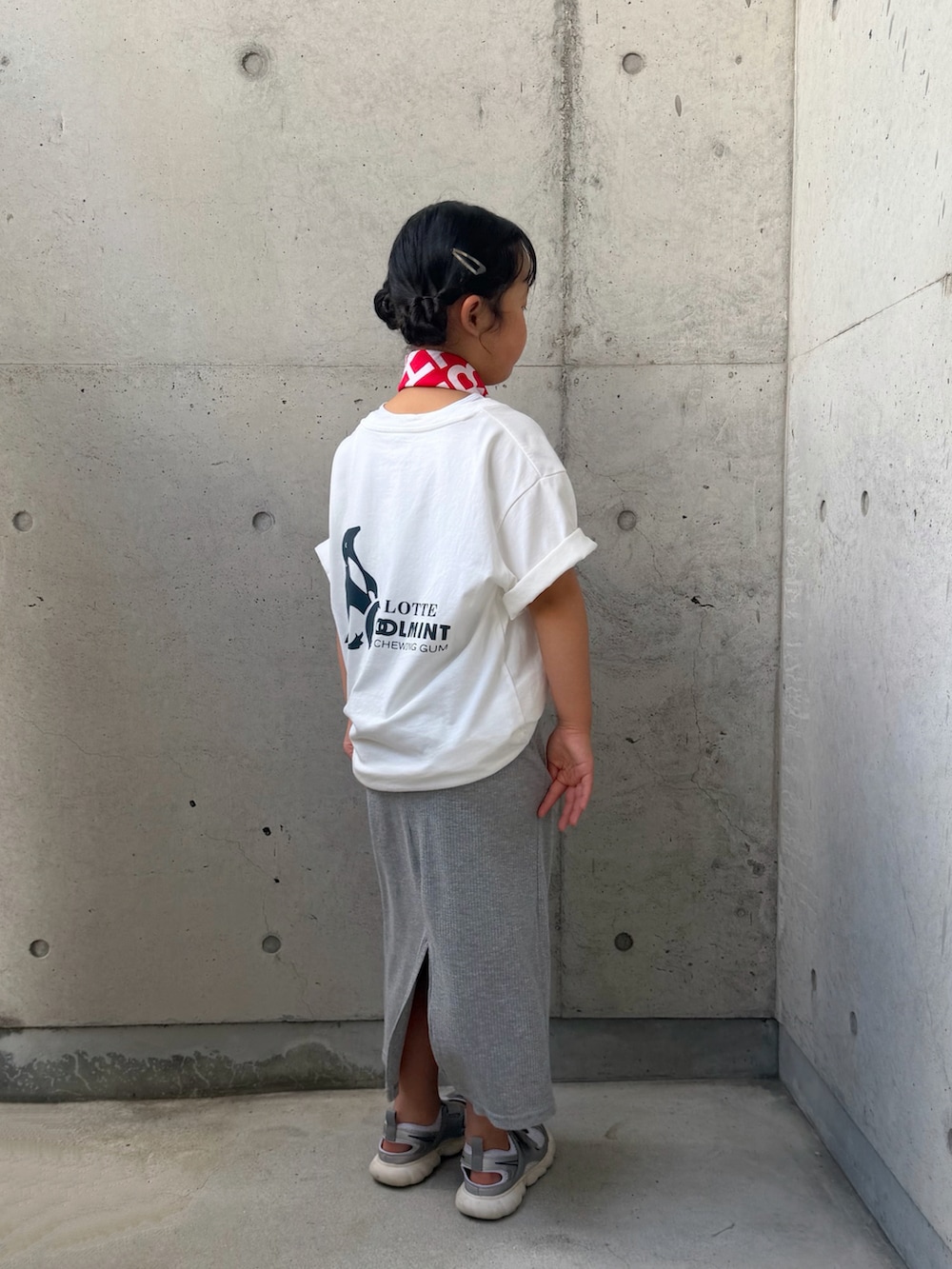 ホワイト系のTシャツ/カットソー、グレー系のスカート、シルバー系のスニーカーを着用したキッズの夏コーディネートの3枚目の写真
