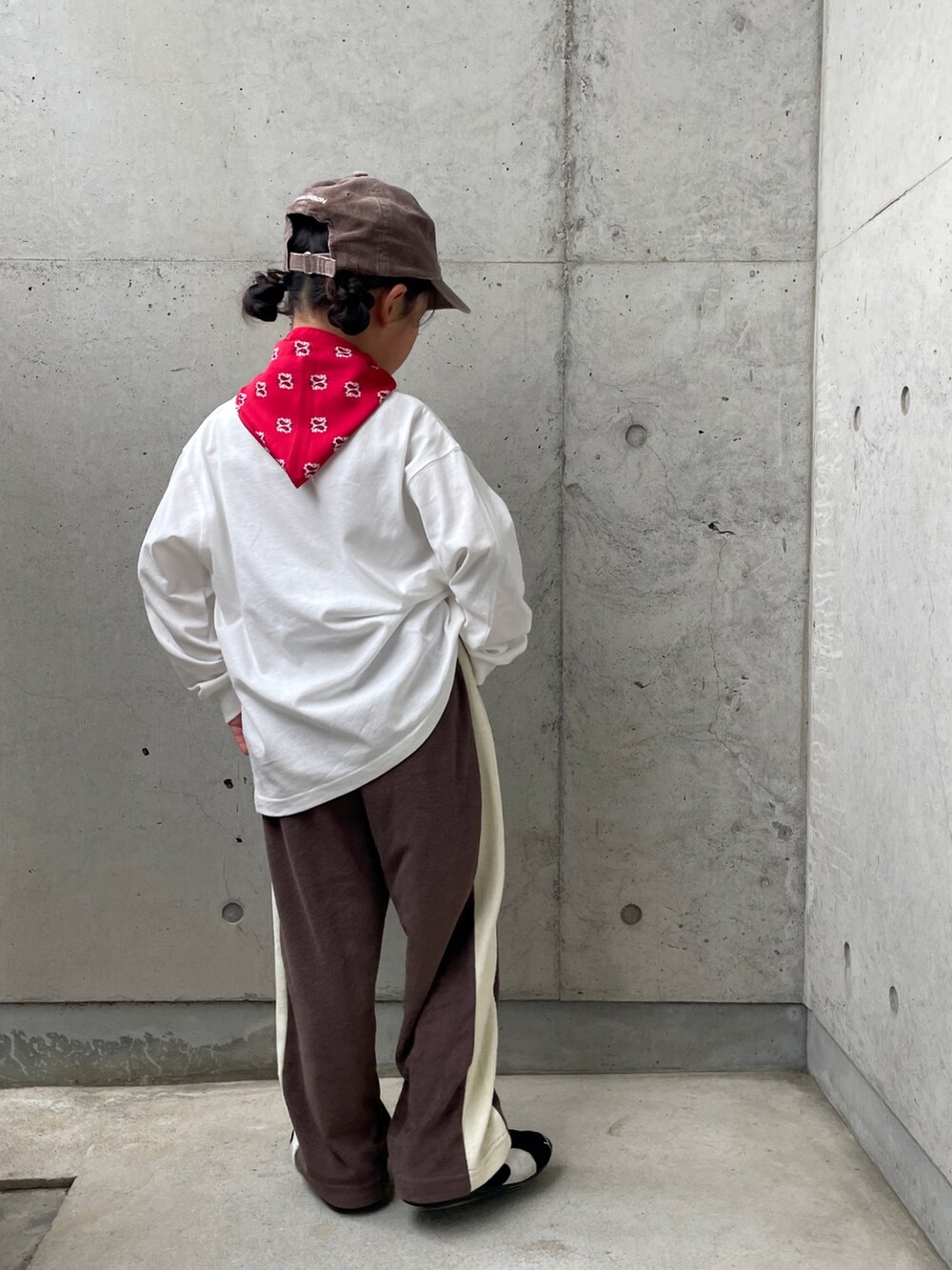 ホワイト系のTシャツ/カットソー、ブラウン系のその他パンツ、ブラック系のスニーカーを着用したキッズの春コーディネートの5枚目の写真
