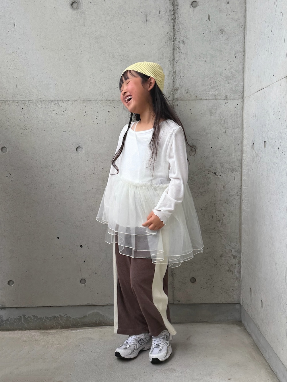 ホワイト系のTシャツ/カットソー、ホワイト系のスニーカー、ブラウン系のその他パンツを着用したキッズの春コーディネートの5枚目の写真