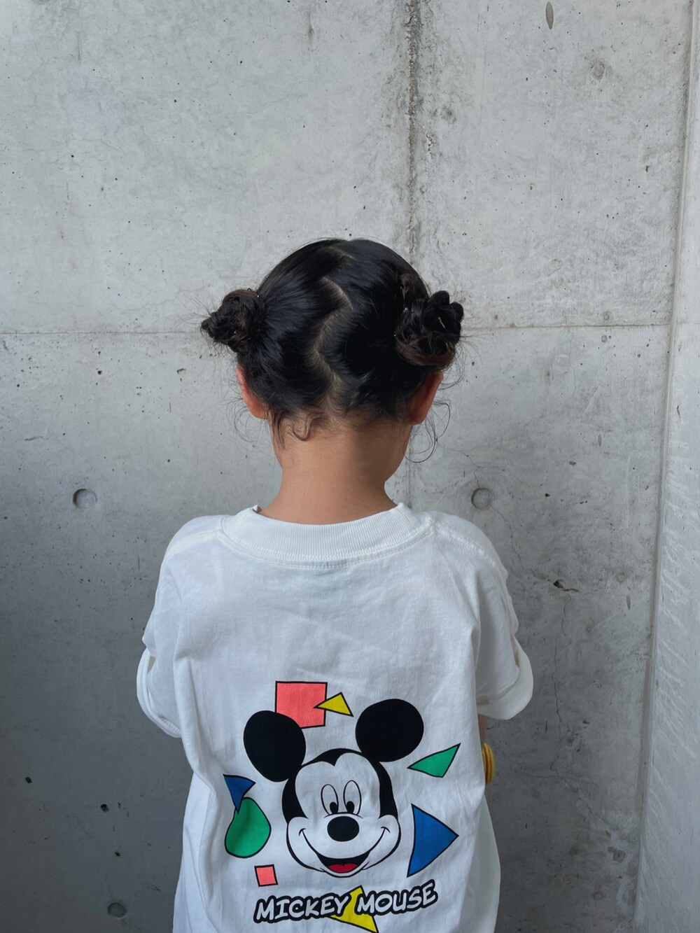 ホワイト系のTシャツ/カットソー、その他のサロペット/オーバーオール、ベージュ系のサンダルを着用したキッズの春コーディネートの5枚目の写真