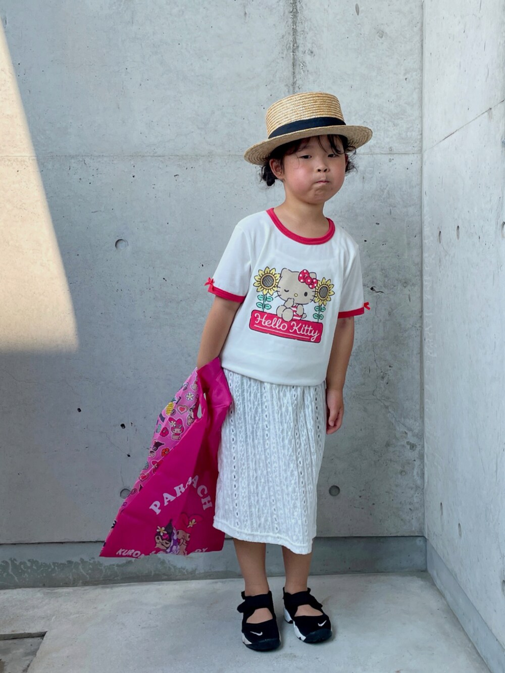 ホワイト系のワンピース、ブラック系のその他パンツ、ブラック系のスニーカーを着用したキッズの夏コーディネートの5枚目の写真