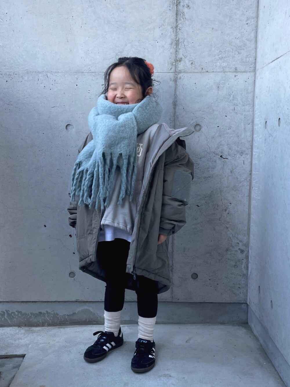 グリーン系のブルゾン、グレー系のスウェット、ブラック系のスニーカーを着用したキッズの冬コーディネートの3枚目の写真