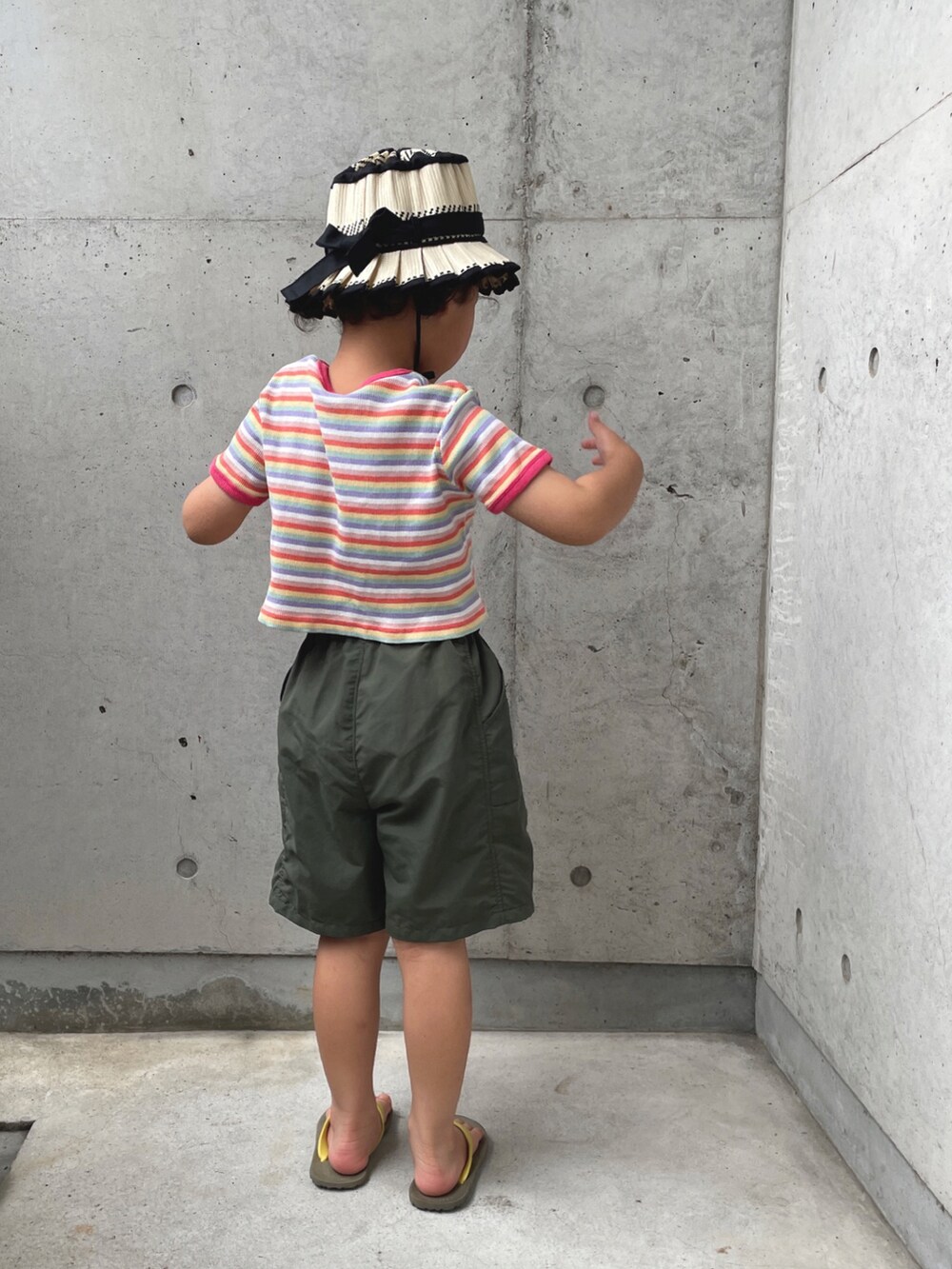 その他のTシャツ/カットソー、グリーン系のパンツ、ブラウン系のサンダルを着用したキッズの夏コーディネートの4枚目の写真