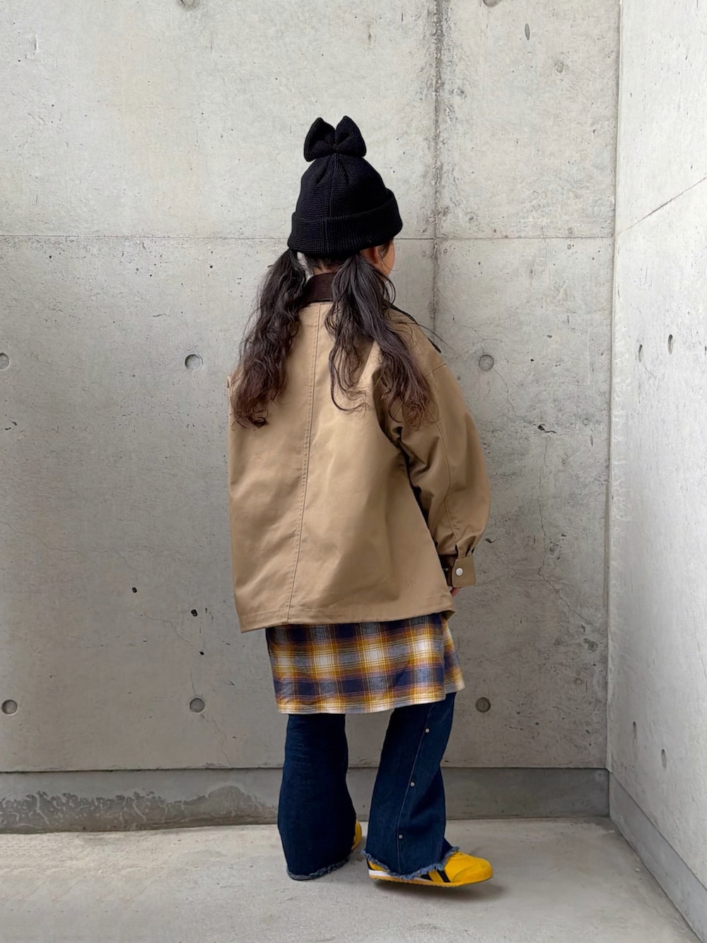 グレー系のTシャツ/カットソー、ベージュ系のミリタリージャケット、ブルー系のデニムパンツを着用したキッズの秋コーディネートの2枚目の写真