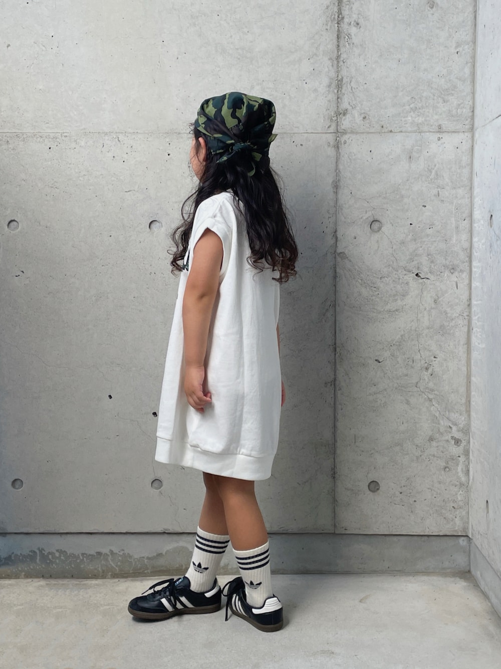 ブラック系のスニーカー、ホワイト系のワンピース、ブラック系のソックス/靴下を着用したキッズの夏コーディネートの2枚目の写真