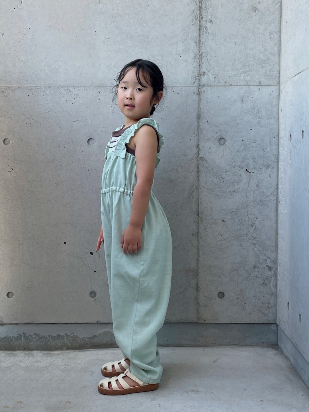 ホワイト系のサンダル、グリーン系のつなぎ/オールインワン、ブラウン系のタンクトップを着用したキッズの夏コーディネートの4枚目の写真